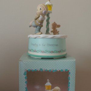 Precious Moments Mini Action musical "Dropping In for Christmas"